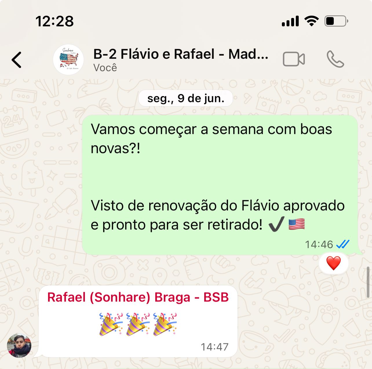 Família cliente da Sonhare Vistos com passaportes e visto americano aprovado